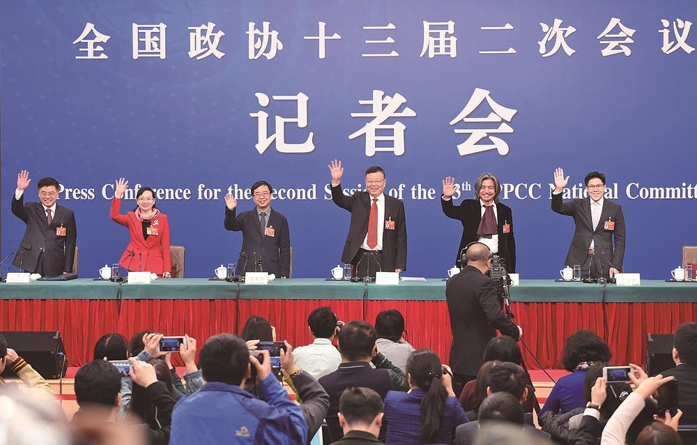 2019年3月10日，赖明（右三）出席全国政协十三届二次会议记者会。