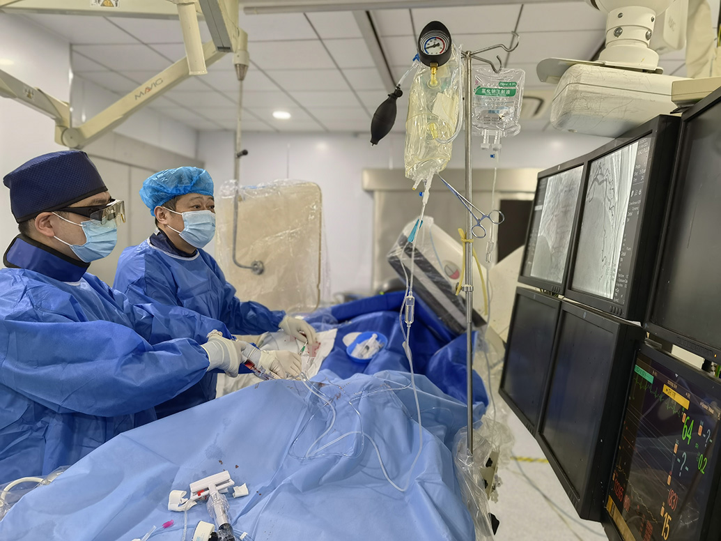在恢复正常的诊疗秩序后，仁济医院心内科医生全部上岗，加班加点为患者做介入手术。