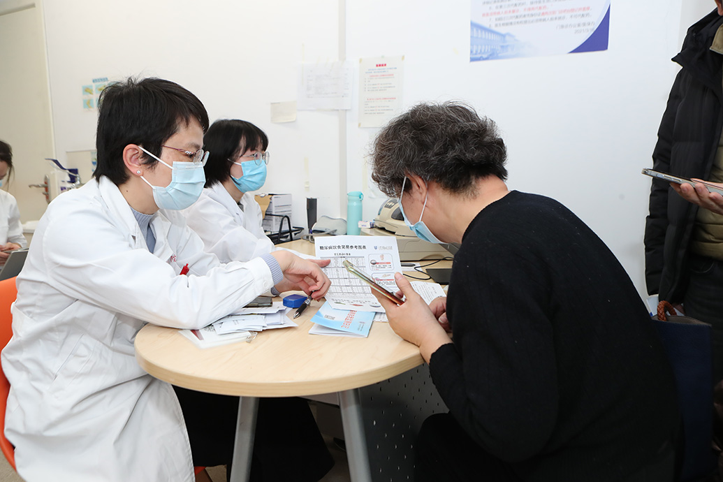 2月1日，上海市第十人民医院，内分泌代谢科主任陈海冰正在为门诊患者看病。