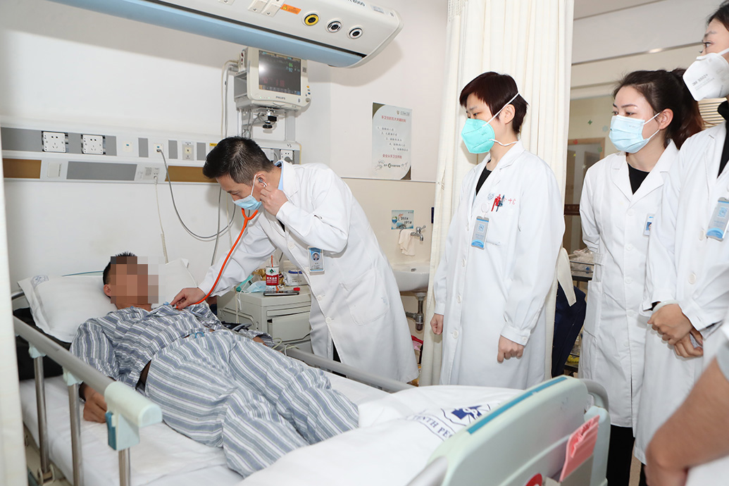 2月1日，上海第十人民医院心内科副主任车文良正在查房，目前他所在病区收治的床位基本已满。