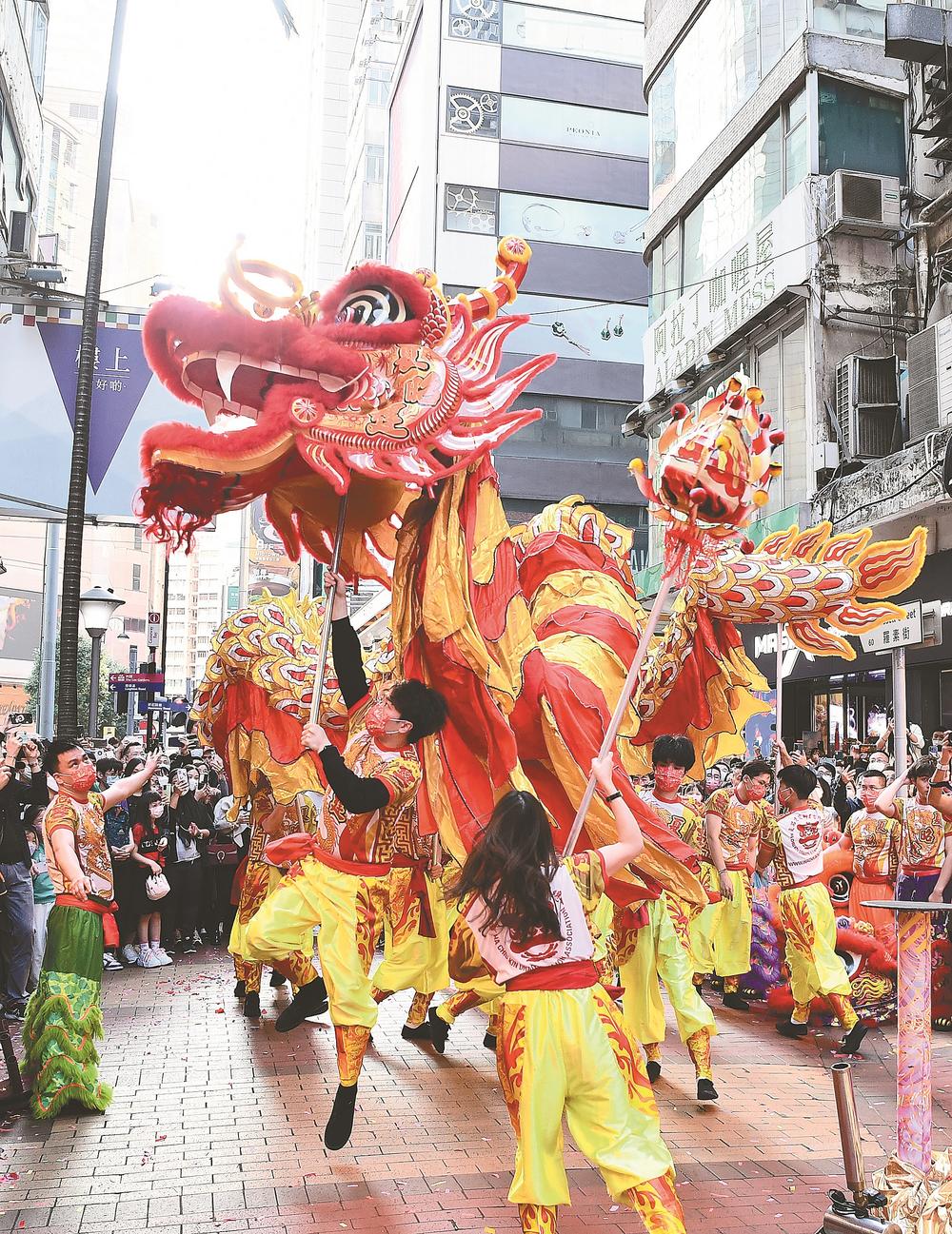 1月22日，香港湾仔街头举行舞龙表演，庆贺新春。新华社发
