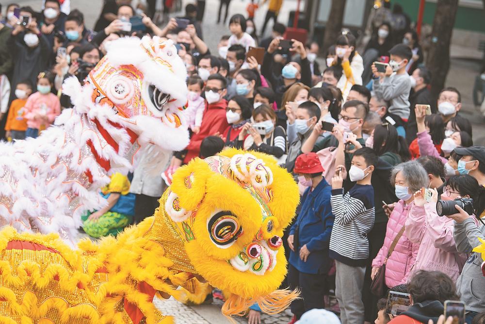 1月23日，演员在澳门妈阁庙前表演舞狮。新华社发