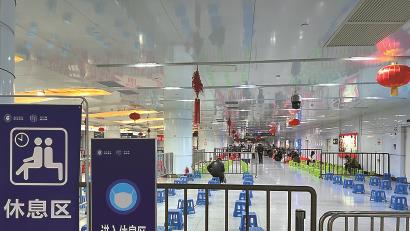 2月2日凌晨,上海火车站北广场地下一层休息区内小板凳整齐摆放,服务保障夜间滞留旅客。解放日报记者 邬林桦 摄