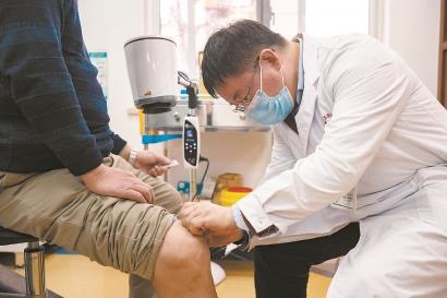 在华阳社区卫生服务中心新冠康复门诊,石向东医生正在为患者针灸治疗。
