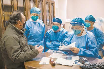 打浦桥社区卫生服务中心新冠康复门诊,中医师、康复师、护士及药剂师组成的多学科团队为患者服务。均本报记者 赖鑫琳 摄