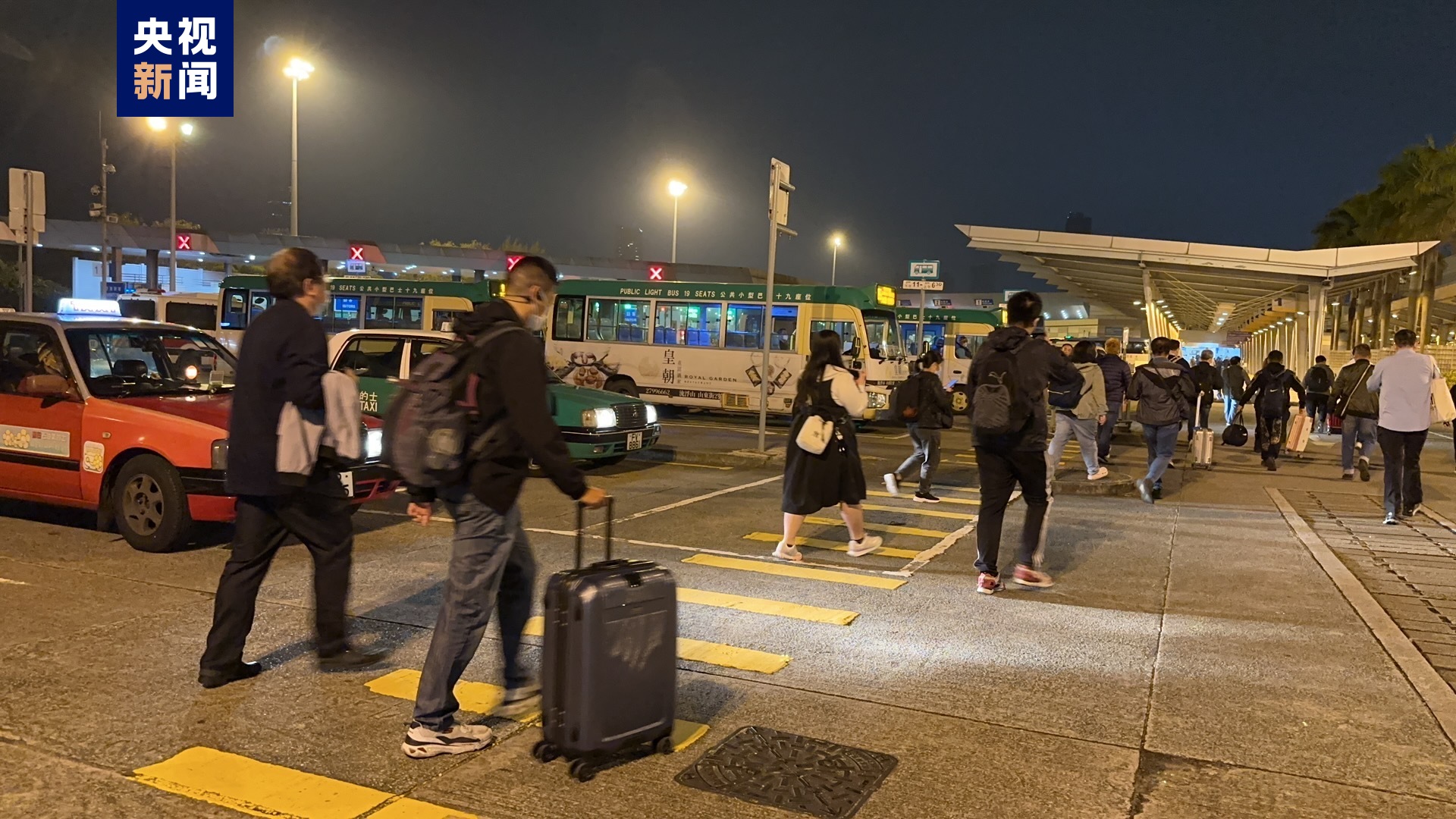 △6日零点起，全面恢复通关后的首批旅客从香港入境内地。