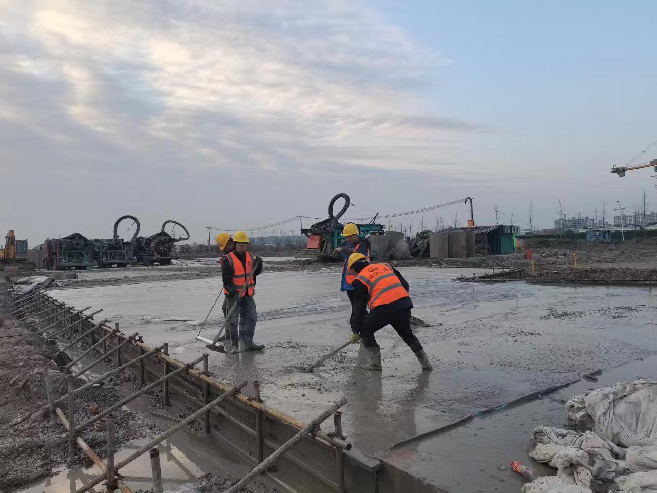 松江南站建设现场，工人在进行浇筑作业。 本文图片均为 上海铁路局 供图