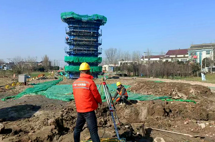 上海至南京至合肥高铁通泰扬特大桥施工现场,施工人员在进行作业。