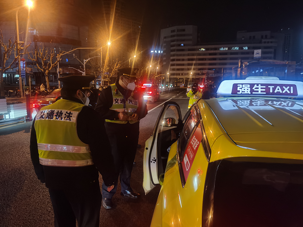 2月1日，针对出租车挑客议价、无证营运、计价器舞弊等违法行为，交通执法部门现场执法。本文图片 上海交通委执法总队 供图