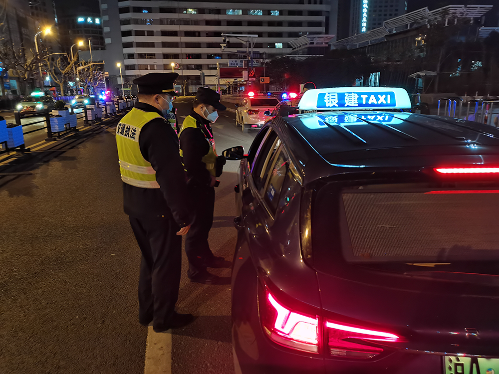 2月1日，针对出租车挑客议价、无证营运、计价器舞弊等违法行为，交通执法部门现场执法。