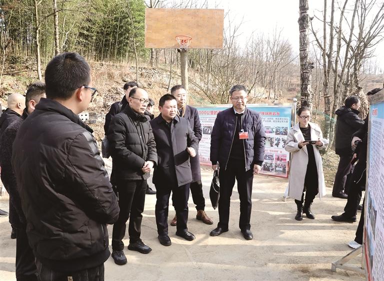 图为民革一行在纳雍县锅圈岩乡调研 吉朋晓 摄