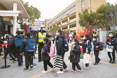 昨天,闵行区虹桥中心小学迎来返校日,学生有序进入校园。