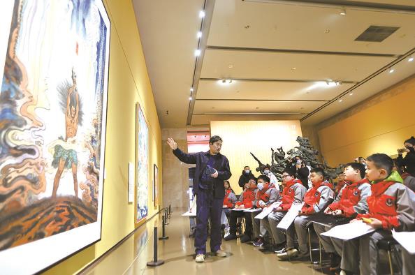 学生们在中华艺术宫现场品读艺术佳作 新民晚报记者 王凯 摄