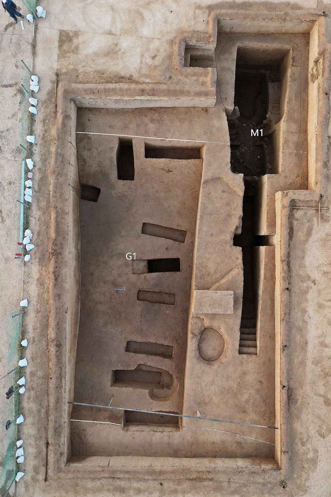 东围沟G1南段第二地点探方 东部为打破围沟的东汉晚期砖室墓M1