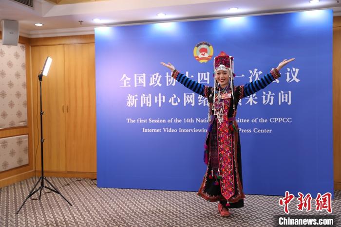 图为3月1日，杨钰尼接受媒体采访，以一段表演展示哈尼族歌舞的风采。 中新社记者 李晗雪 摄