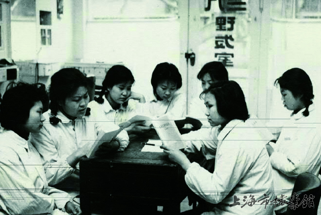 徐匯區三八理發店的七個女理發員學習雷鋒事跡（上海市檔案館藏）