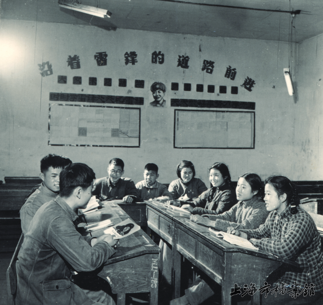 中學生學雷鋒小組正在開展活動（上海市檔案館藏）