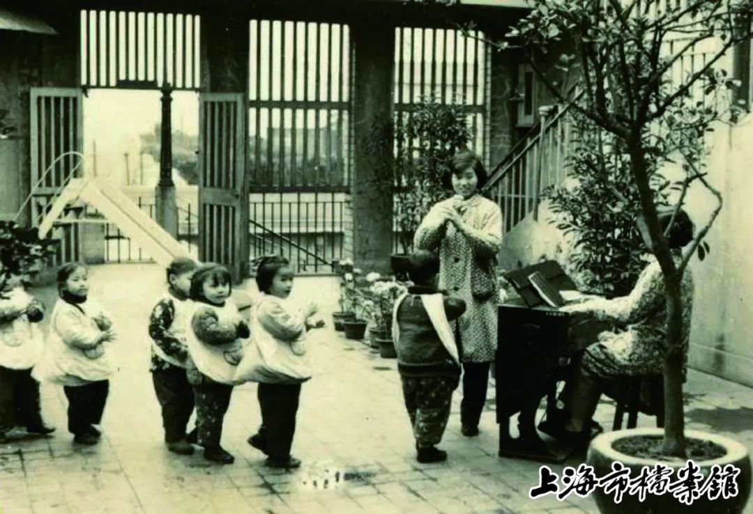 義工們在托兒所開展學雷鋒活動（上海市檔案館藏）