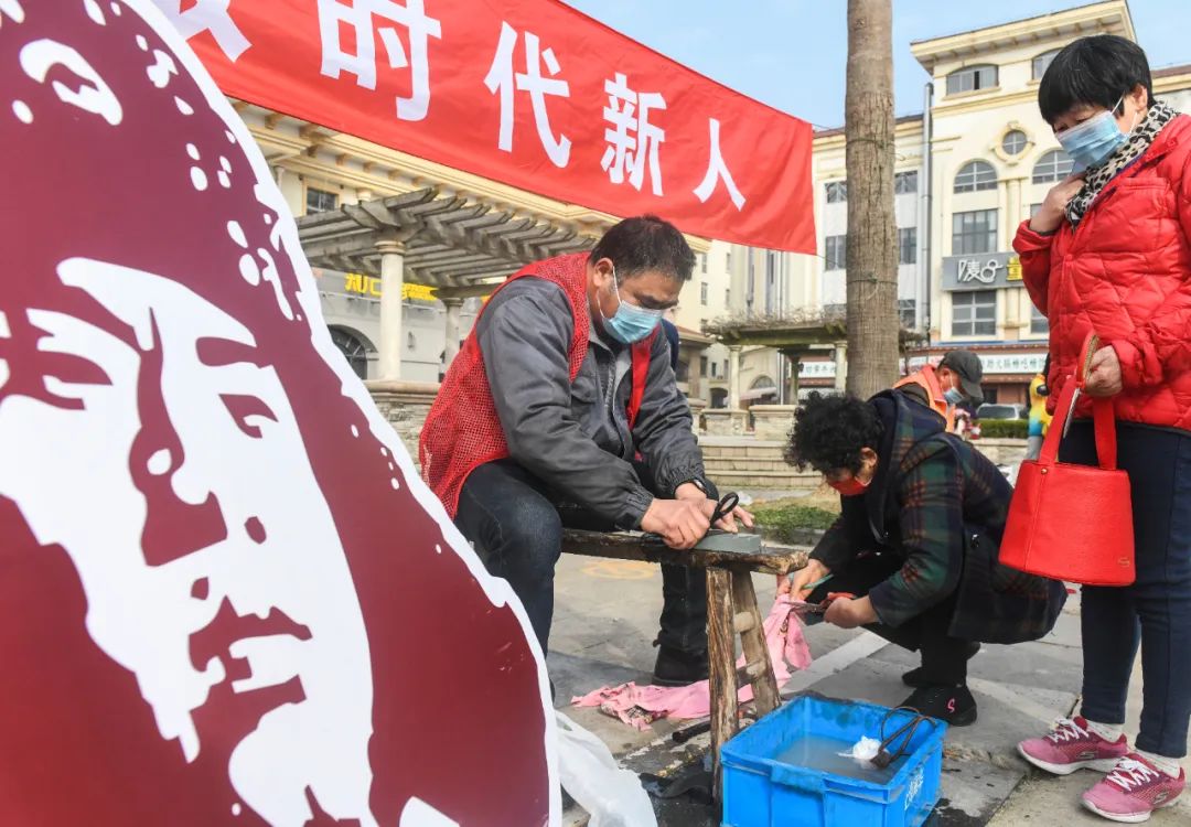 2022年3月3日，志愿者在金山區朱涇鎮金上海廣場開展學雷鋒服務（新民晚報記者 陶磊 攝）