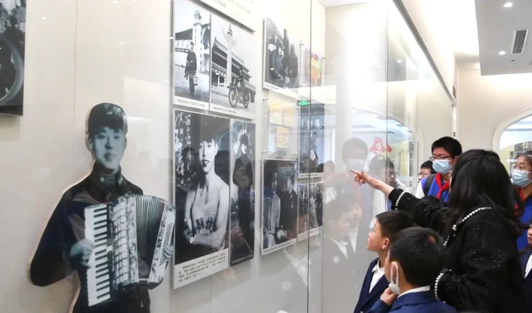 2022年3月4日，上海建橋學院的大學生志愿者在校內雷鋒館向來訪的小同學們動情講述雷鋒的故事（新民晚報記者 孫中欽 攝）