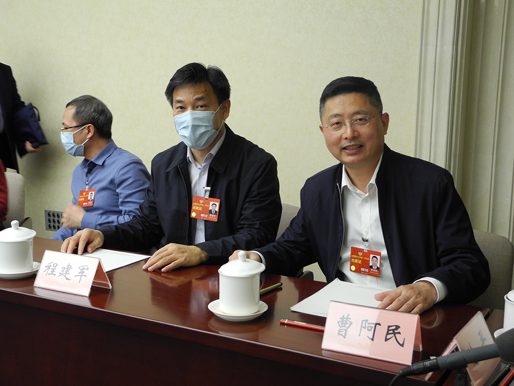 曹阿民委员(右一)