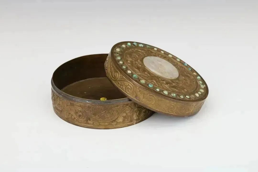 清铜鎏金錾双龙戏珠纹嵌白玉首饰盒