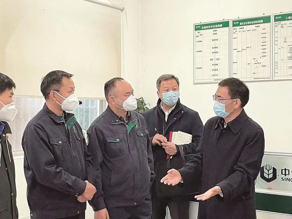 △2022年11月,张合成委员(右一)在河南开展种粮积极性专题调研。(资料图 受访者提供)