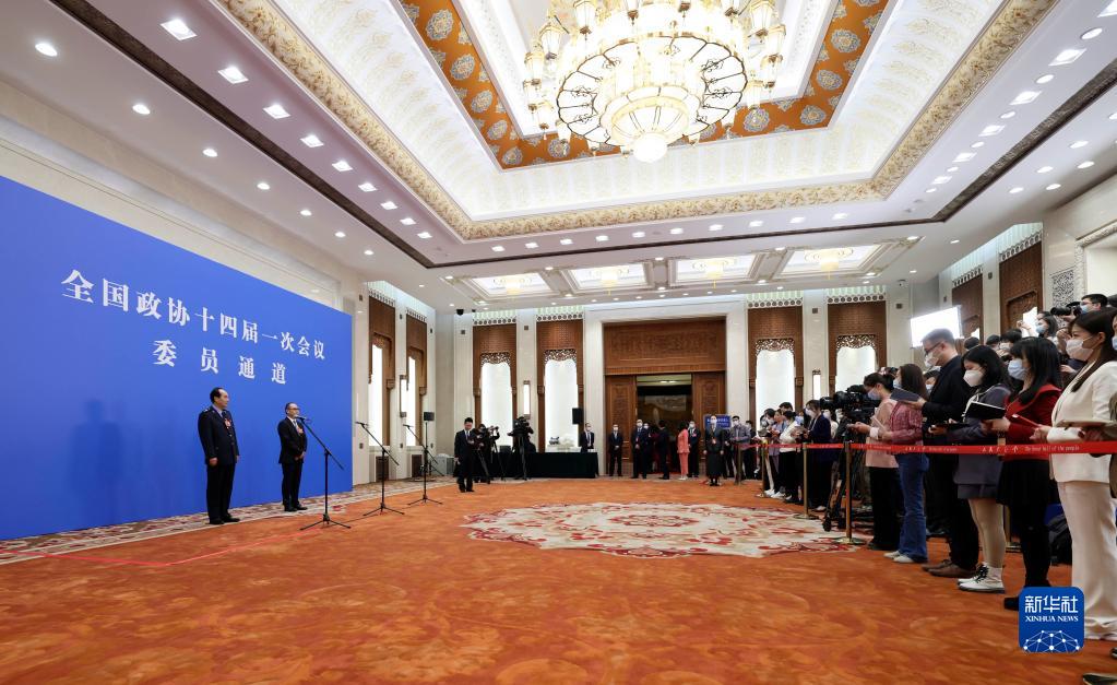3月11日，全国政协十四届一次会议第三场“委员通道”集体采访活动在北京人民大会堂新闻发布厅举行。 新华社记者 张铖 摄