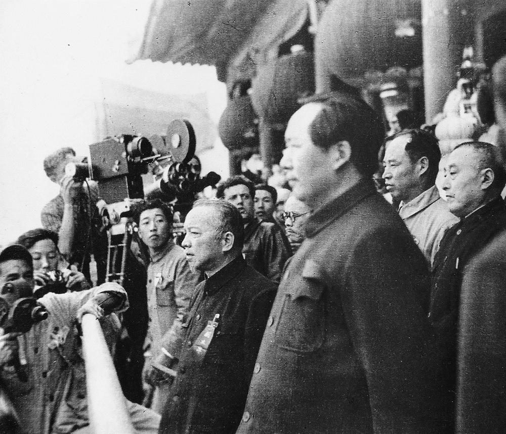 1949年10月1日，毛澤東（右一）與李濟深（右二）等在天安門城樓上出席開國大典。