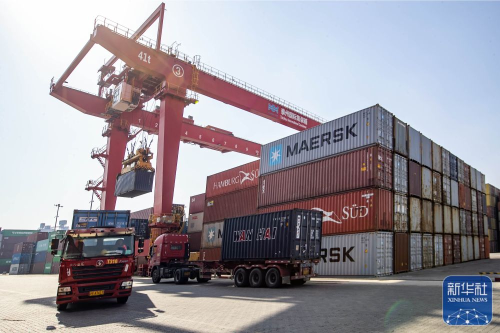 1月17日，運輸車輛在江蘇泰州港國際集裝箱堆場轉運集裝箱。新華社發（湯德宏 攝）
