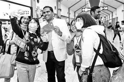 3月1日，斯里蘭卡卡圖那雅克，中國游客與斯里蘭卡旅游部長哈林·費爾南多自拍