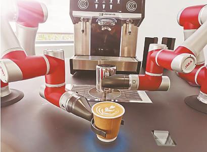 节卡团队研制的机器人能够给咖啡拉花。
