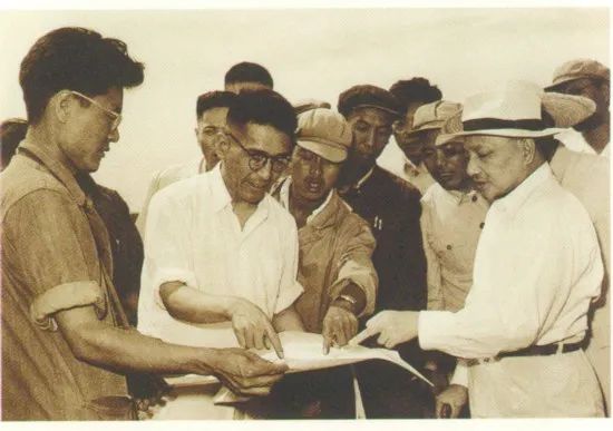 1961年7月，邓小平视察大庆时，听取关于油田发展规划的汇报