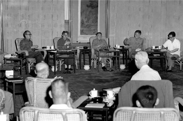 1977年8月，邓小平主持召开科学和教育工作座谈会