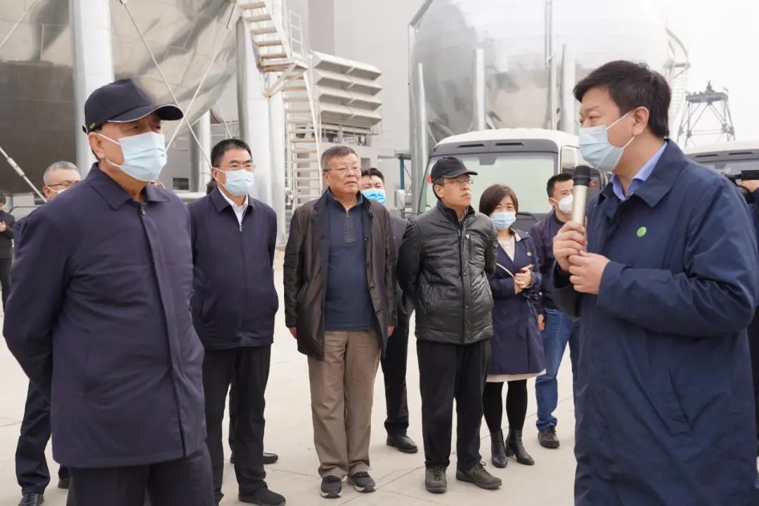 3月21日，调研组在张北县百兆瓦先进压缩空气储能项目现场调研
