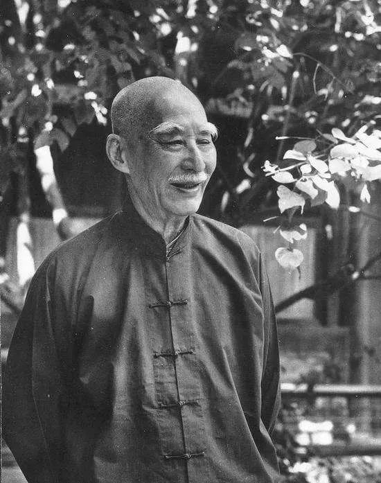 叶圣陶(1894年10月28日—1988年2月16日),著名作家、教育家、出版家和社会活动家。曾任民进第六届中央委员会副主席,民进中央代主席、主席,第七届中央委员会名誉主席。