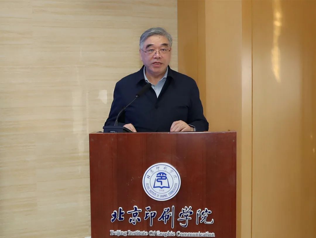 全国政协副主席、民进中央常务副主席朱永新致辞。