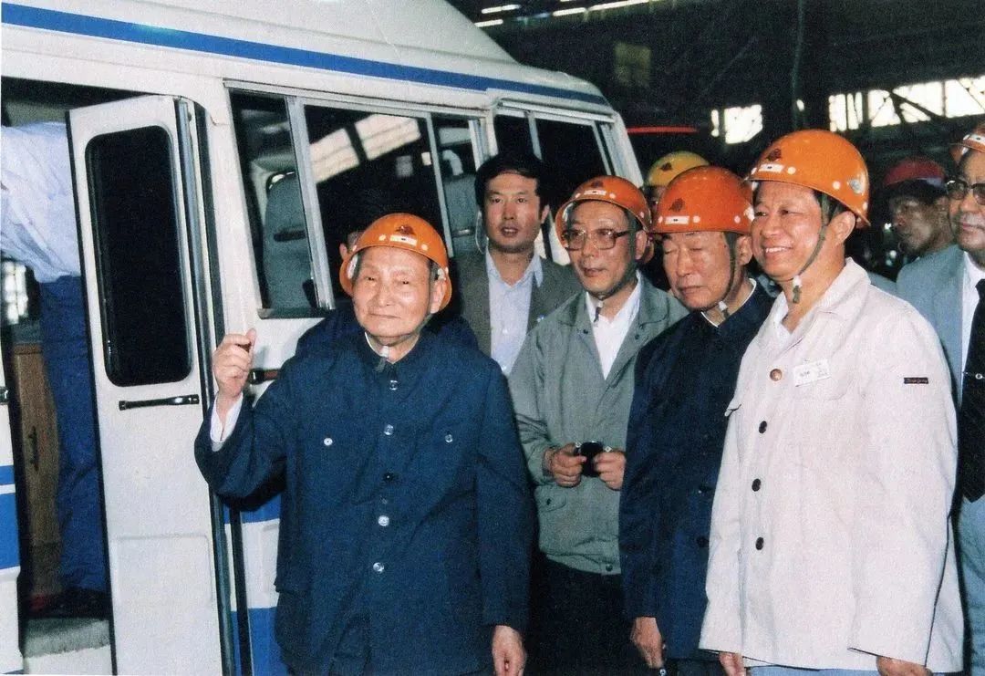 1986年5月18日,陈云视察宝钢