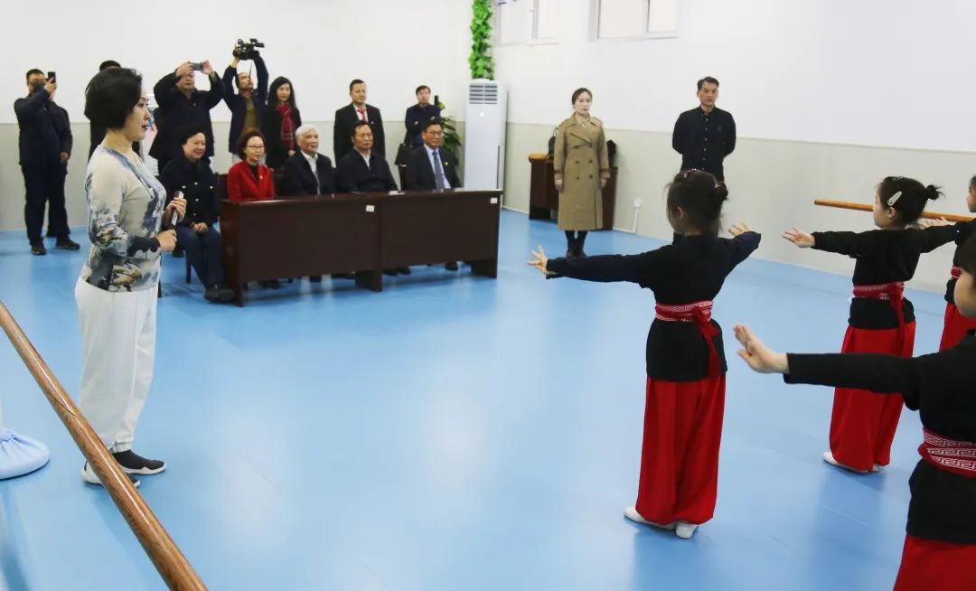 丁仲礼一行观看京剧特色班教学