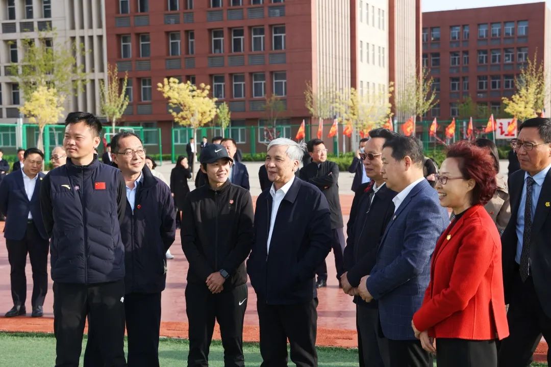 丁仲礼一行观看足球特色班教学