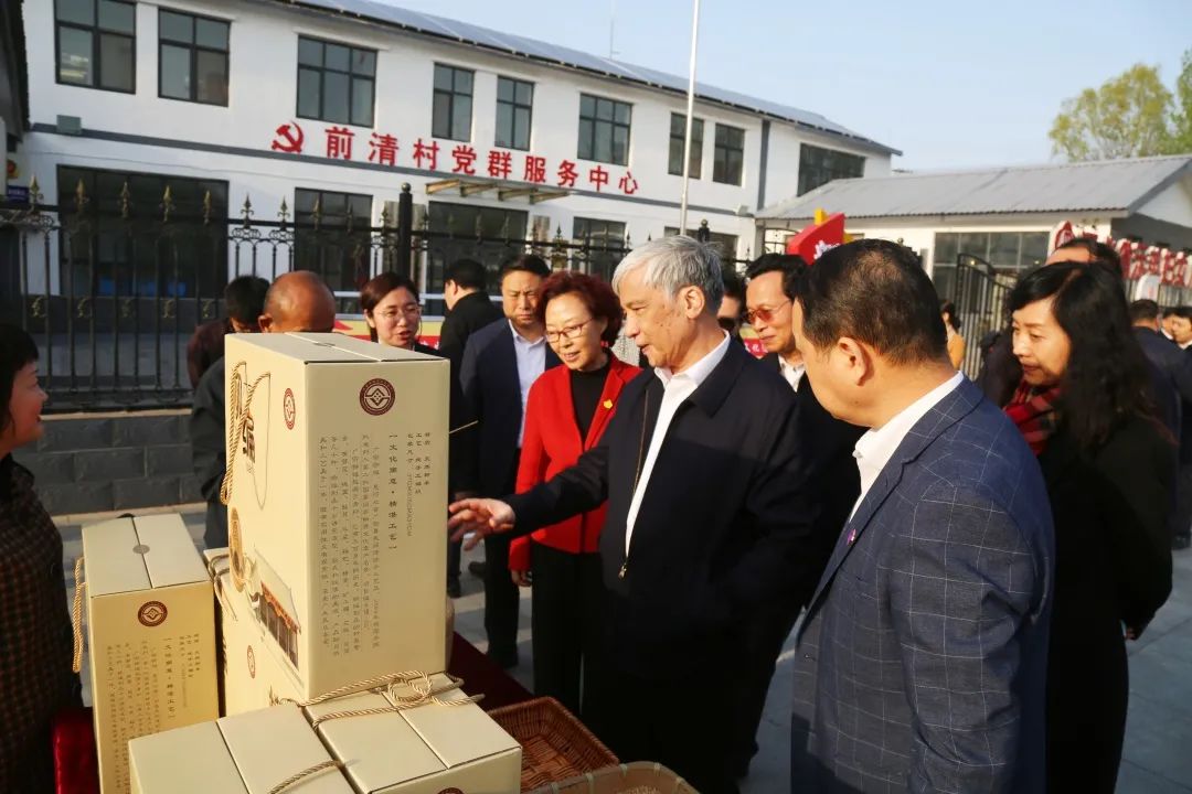 丁仲礼一行了解广宗柳编的产销情况