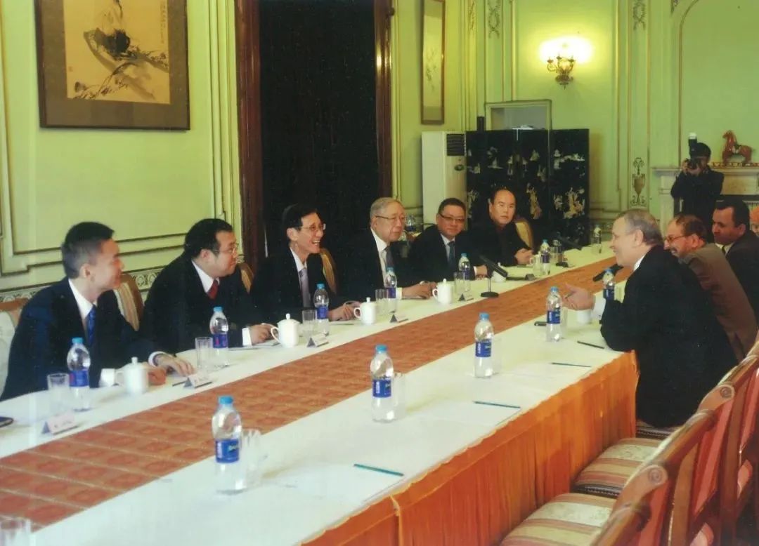 朱威烈(左三)参加杨福昌大使任团长的访埃代表团与埃方对话会谈
