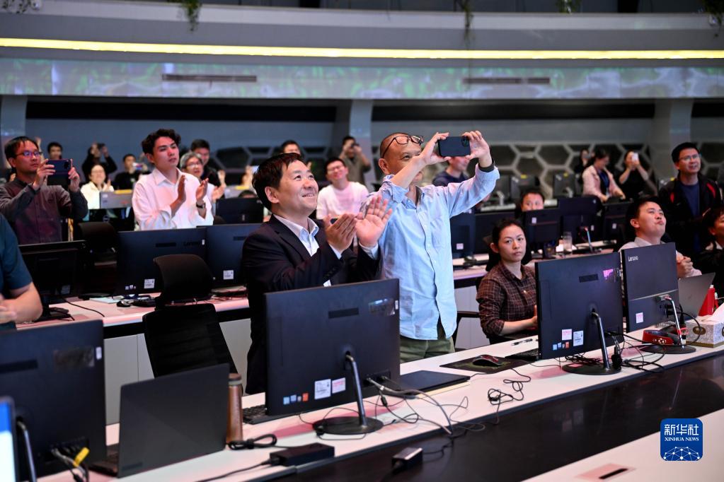 4月12日，在全超导托卡马克核聚变实验装置（EAST）控制大厅，科研人员在实验成功后庆祝。新华社记者 黄博涵 摄