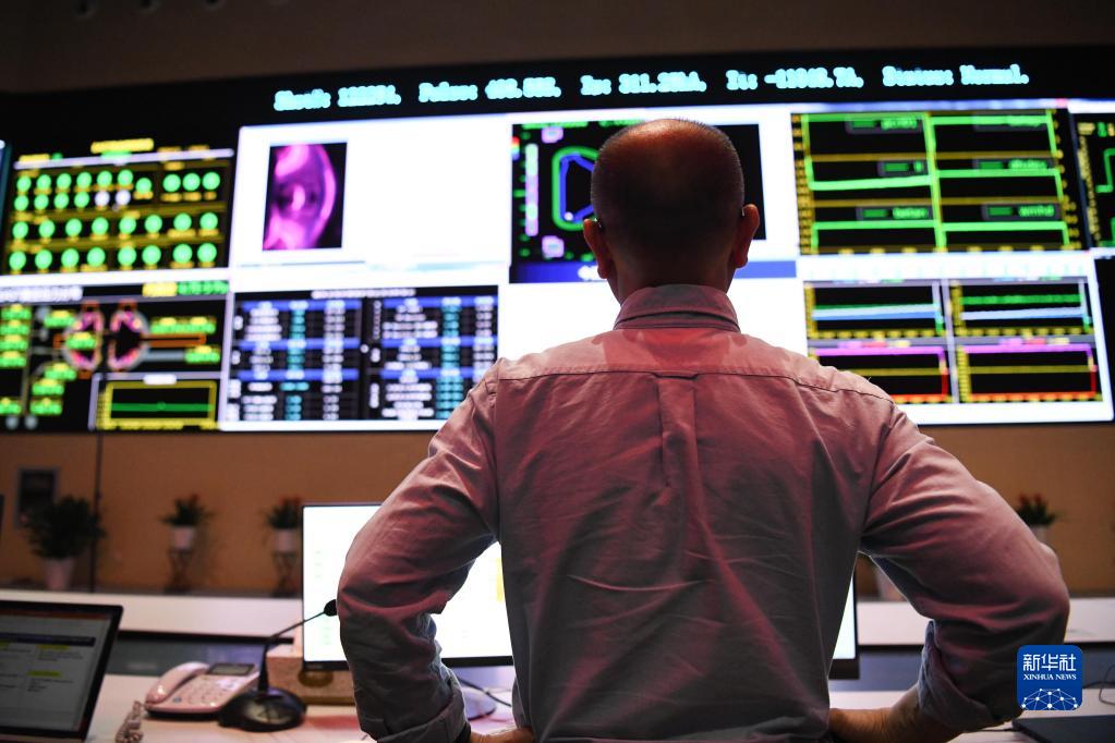 4月12日，EAST物理实验总负责人龚先祖注视着实验成功后的数据。新华社记者 张端 摄