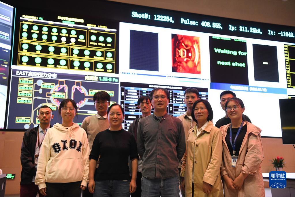 4月12日，部分科研人员在实验成功后的EAST控制大厅留影。新华社记者 张端 摄