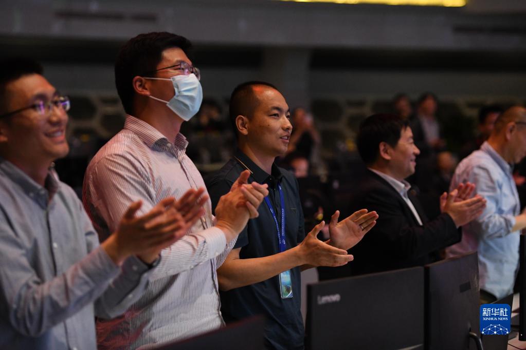 4月12日，科研人员在EAST控制大厅庆祝实验成功。新华社记者 张端 摄
