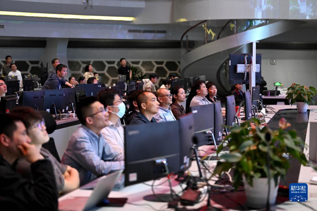 4月12日，在全超导托卡马克核聚变实验装置（EAST）控制大厅，科研人员在等待实验结果。新华社记者 黄博涵 摄