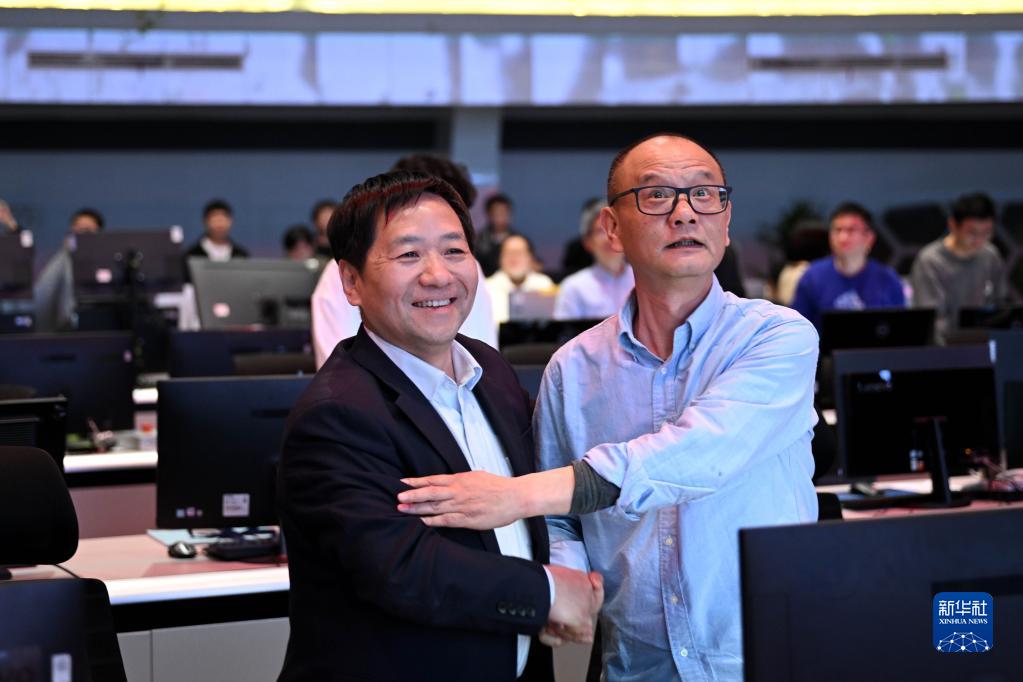 4月12日，在全超导托卡马克核聚变实验装置（EAST）控制大厅，EAST物理实验总负责人龚先祖（右）和中科院合肥物质科学研究院副院长、等离子体物理研究所所长宋云涛（左）在实验成功后庆祝。新华社记者 黄博涵 摄