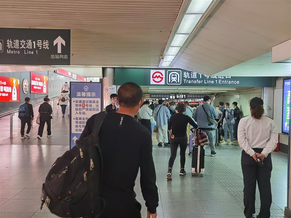 随着铁路一批批车次抵达，直联通道也迎来了一波波客流，记者目测有超过一半的乘客选择进入直联通道换乘。
