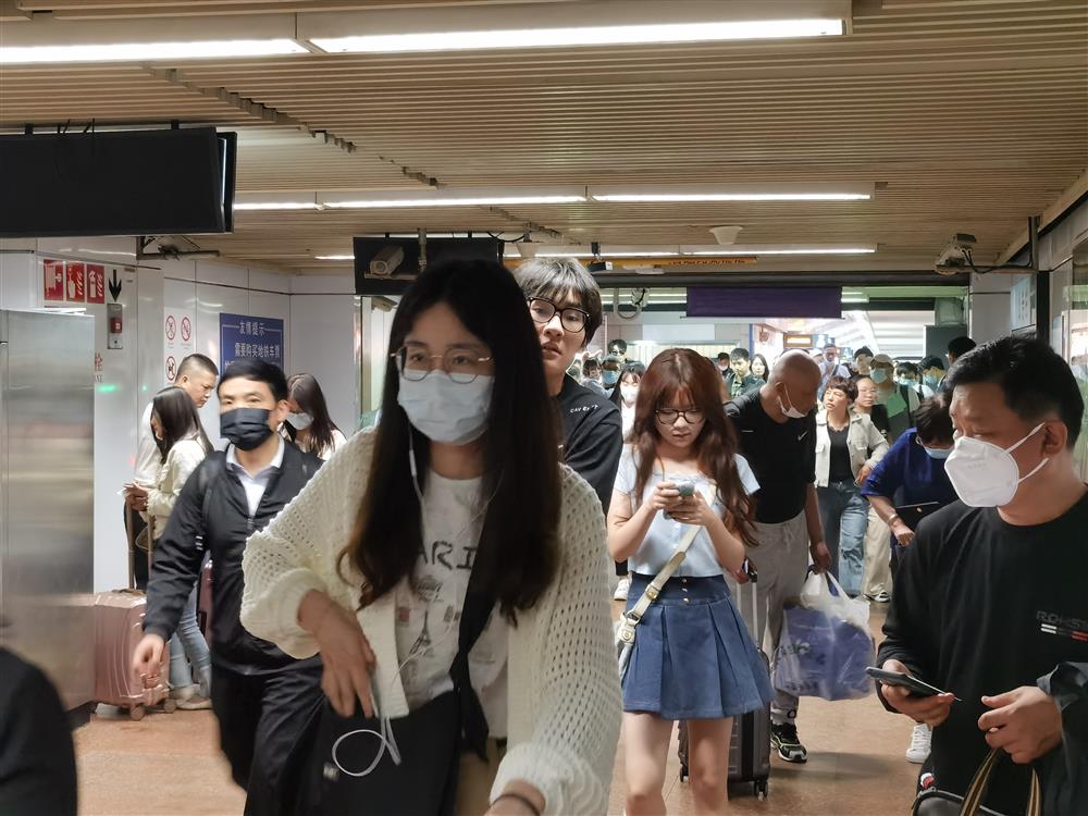随着列车抵达，直联通道里正迎来换乘高峰。